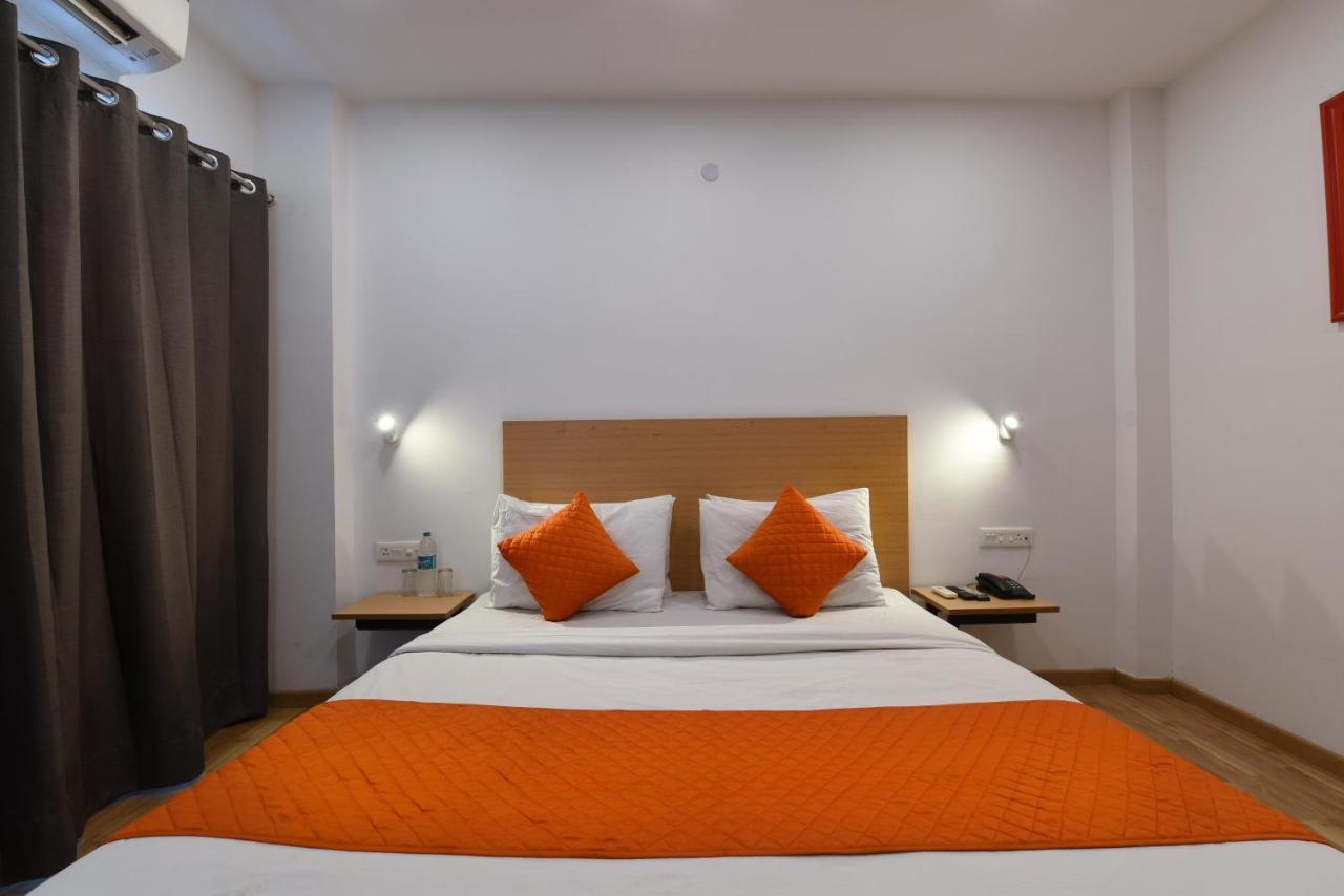 Hotel Saffron Gold ニューデリー エクステリア 写真